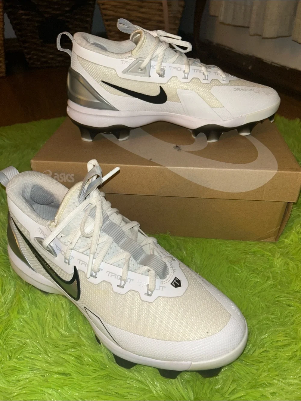 Nike Kids White and Black Baseball Cleats with Silver Accents